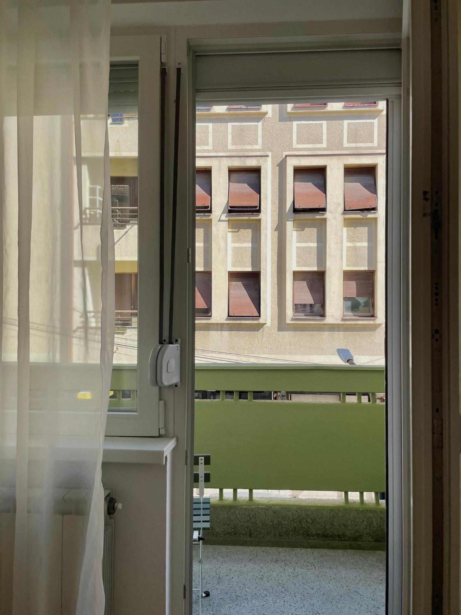 Debar Maalo 2bdrm Apt, 2 Min Walk To Park
