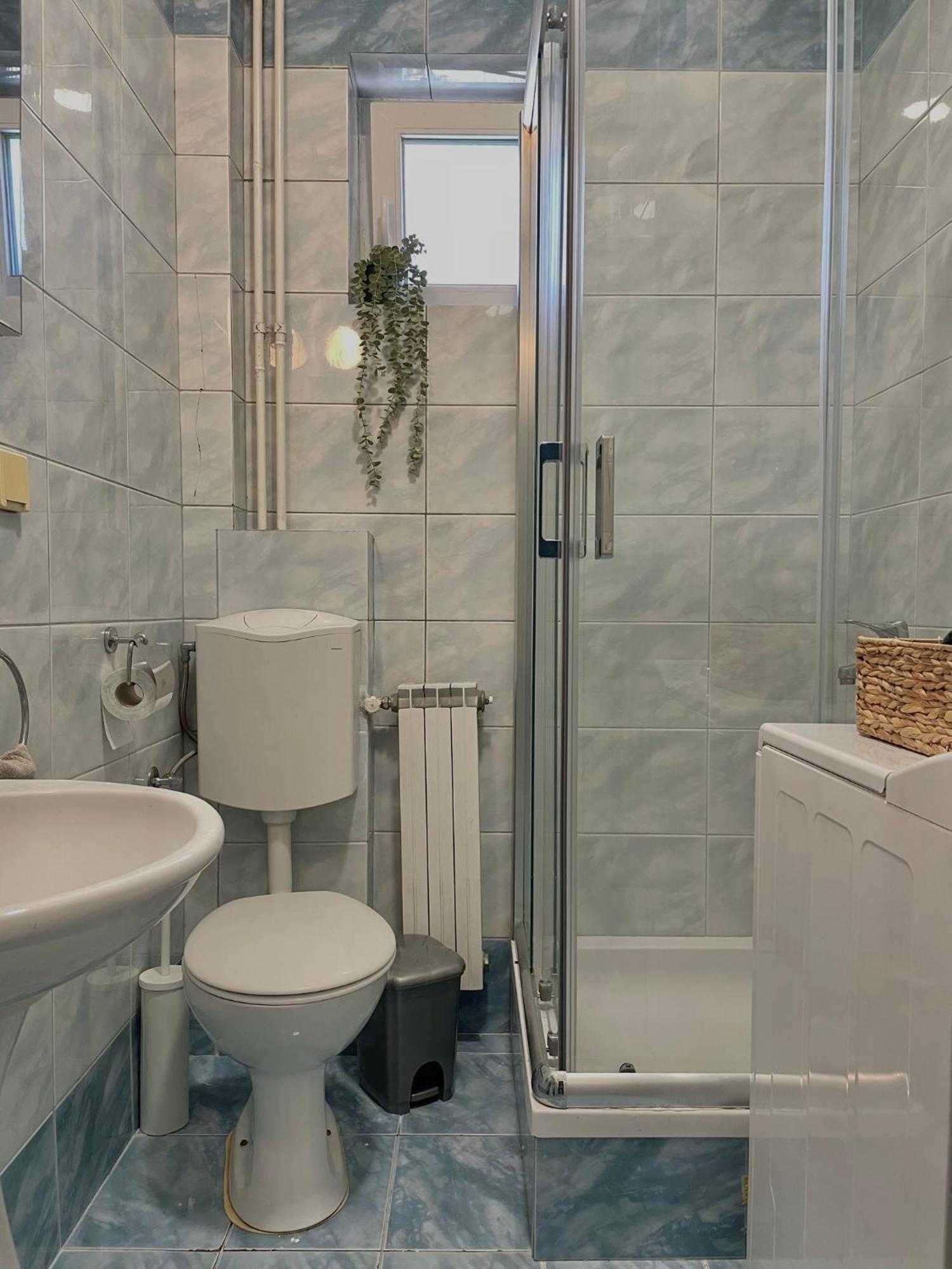 Debar Maalo 2bdrm Apt, 2 Min Walk To Park