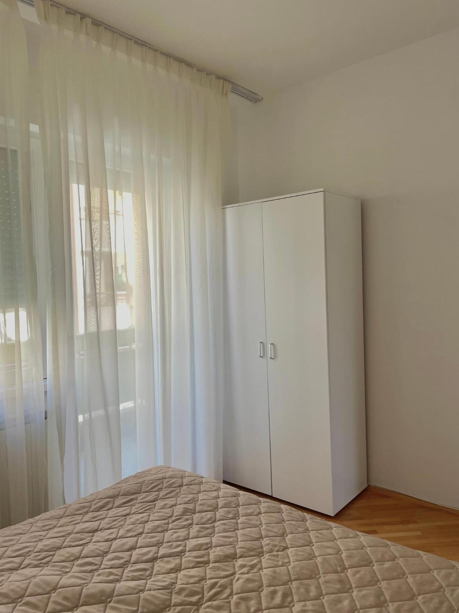 Debar Maalo 2bdrm Apt, 2 Min Walk To Park *